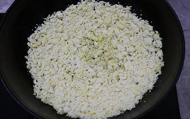 自制锅巴家常做法，锅巴的做法家常做法（剩饭用铁锅烙一下）