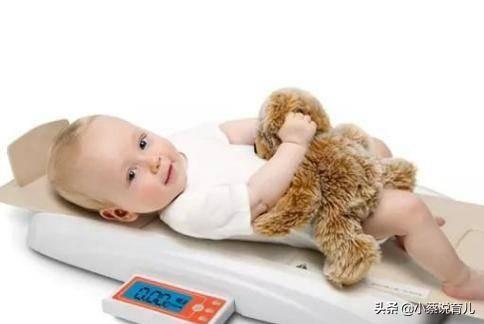 婴儿每月体重增长标准表，新生儿每月增长标准体重对照表（一个月婴儿长多少斤是正常的）