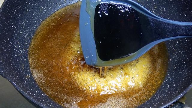 核桃糖怎么做，核桃糖怎么做好吃又酥脆（大厨教你在家做红枣核桃芝麻糖）