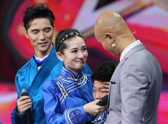 乐嘉回应强吻谢娜事件，他感情坎坷，一共有三段婚姻，三个孩子