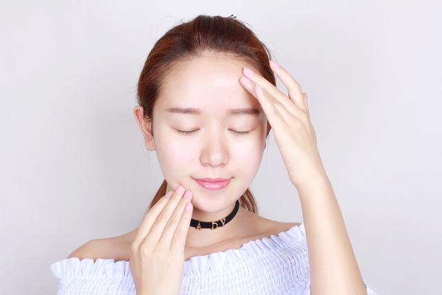 脸上起皮和白色碎屑，脸上起皮和白色碎屑怎么办用什么药（洗脸后脸上起白色皮屑是怎么回事）