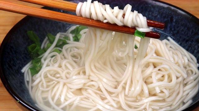 怎样煮面条才好吃，怎么煮面新手教程（煮面条，冷水下锅还是热水下锅）