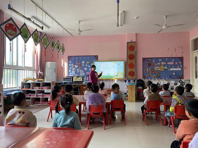 可爱小绵羊，可爱的小绵羊视频（《可爱的小绵羊》图片）