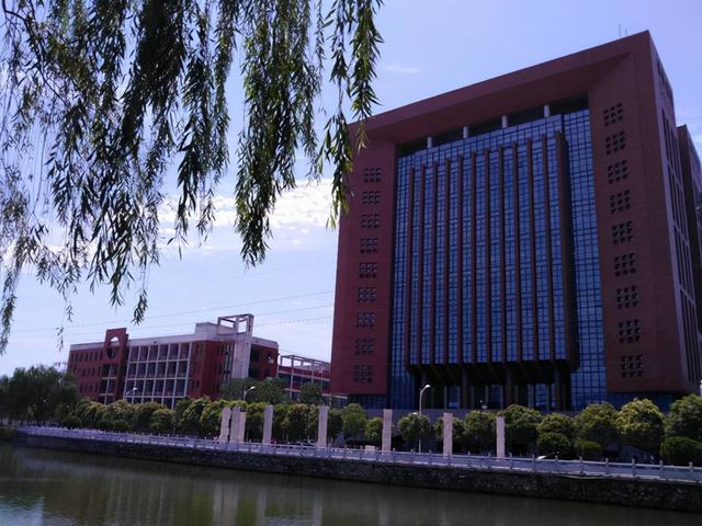 河南师范大学新联学院是公办还是民办，河南师范大学新联学院是河南大学的分校吗（新乡的一所本科院校招生遇冷）