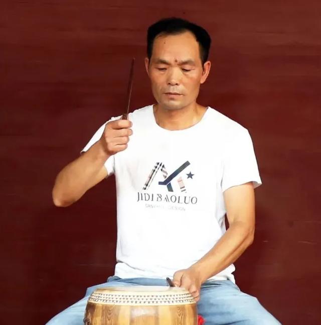 学吹唢呐最快的方法，怎样快速学会吹唢呐（在信丰传了四代人的唢呐）