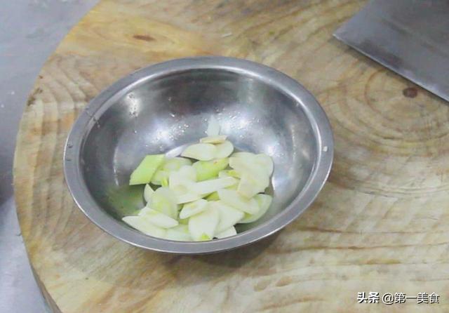韭菜炒千张丝怎么炒，韭菜花炒千张肉丝（厨师长教你用韭菜凉拌千张）