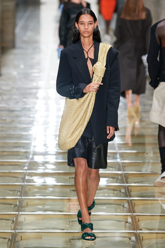 腿粗穿什么短裤，腿粗应该穿什么样的短裤（显瘦竟靠一条“大短裤”）