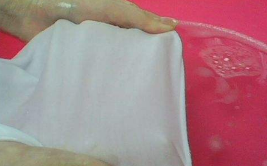 机油弄到衣服上怎么洗掉，机油弄到衣服上如何洗掉（吃饭的时候滴在白衬衫上面一滴油太难看了）