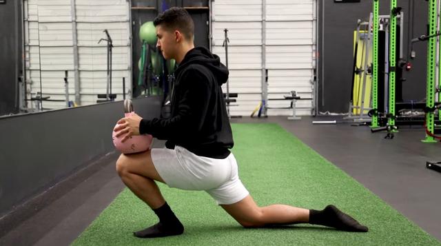 深蹲对膝盖有伤害吗，深蹲对膝盖有没有伤害（4个容易造成膝关节不适的深蹲错误）