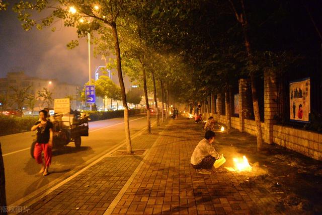 去墓地有什么忌讳，去过墓地回家禁忌（农村俗语“七月十五上坟五禁忌）