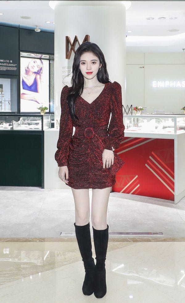 上帝对鞠婧祎有多偏心？不仅亲吻了她的脸，还不放过腿