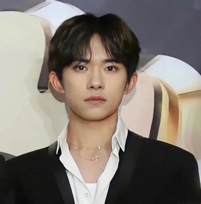 易烊千玺的星座，易烊千玺星座头像微信（收集近期绝绝子的易烊千玺头像）