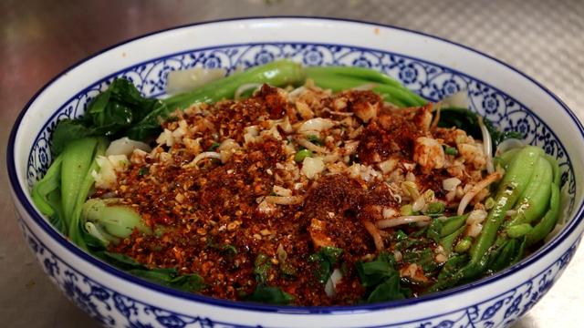 宽面条怎么做好吃，夫妻俩吃了一大盆