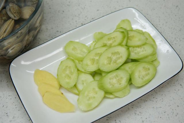 花甲肉怎么炒，炒花甲的做法视频（它和花甲一起炒是绝配）