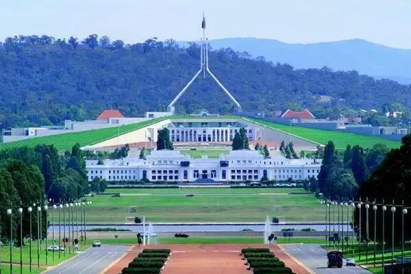 澳大利亚的首都是哪里，澳大利亚的首都是哪里?(求它的英文)（澳大利亚首都：堪培拉）