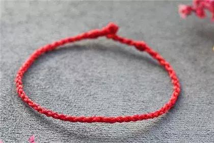 牵红线是什么意思,牵红线是什么意思 有啥好处(枕头下放红绳有什么寓意) 牵红线是什么意思,牵红线是什么意思 有啥好处(枕头下放红绳有什么寓意)