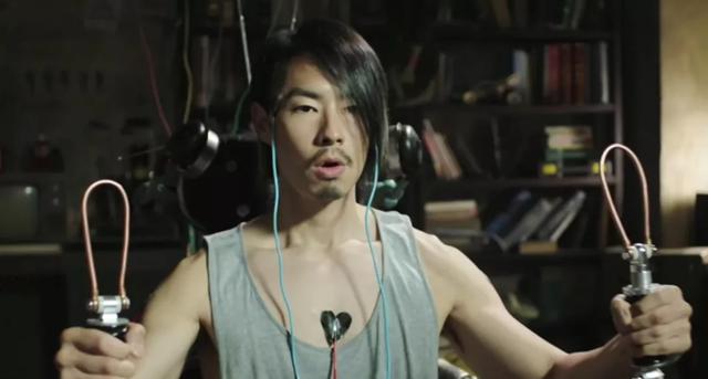 冲上8.5分,拍了十年烂片的他,终于发威奉上一部生猛之作