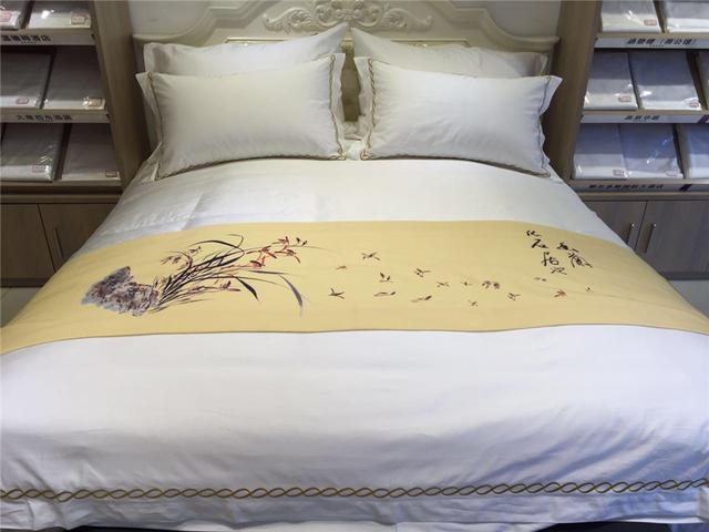 酒店床上一条长条布有什么用，酒店床上的横条布是做什么用的