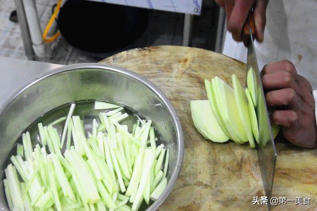 茄子怎么炒好吃又简单的做法，红烧茄子怎么炒好吃又简单的做法（常年不吃油腻菜的婆婆、把茄子这样一炒）