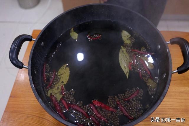 做咸鸭蛋可不可以用鸡蛋做，鸡蛋可以做咸鸭蛋的做法（老辈人常用的水盐比例）