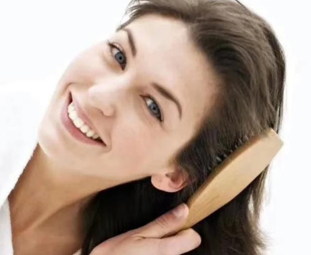 精油是吹干头发抹还是湿发抹，护发精油用后是自然干还是吹干（让护发精油发挥最大效果）