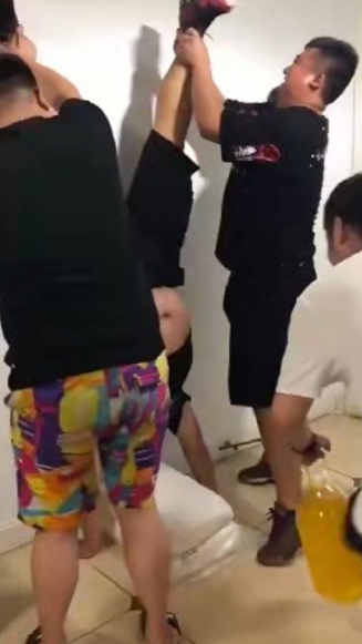 一升食用油有多少斤，一升食用油多少斤（泡泡龙被倒立灌食用油）