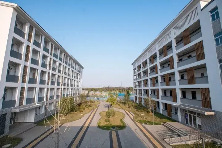 高中宿舍图片(普通高中宿舍图片)