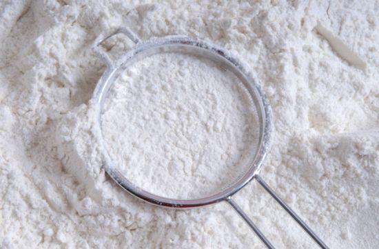 面粉增白剂，面粉里究竟要不要加增白剂（一斤面粉放多少增白剂）