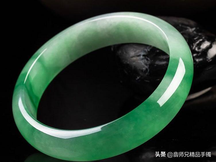 男人送女人手镯代表什么意思，男生送女生手镯的寓意（你知道送翡翠手镯的寓意有哪些呢）