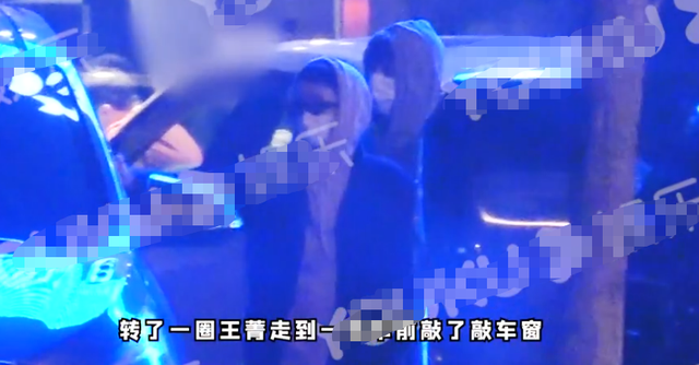 何炅隐婚妻子王菁疑曝光？两人穿情侣装深夜会友，同回住所显亲密