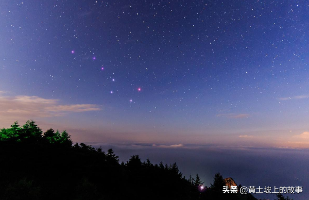 北斗七星在天空的哪个方向，北斗七星在哪个方向（北斗星并不是一直在北方）