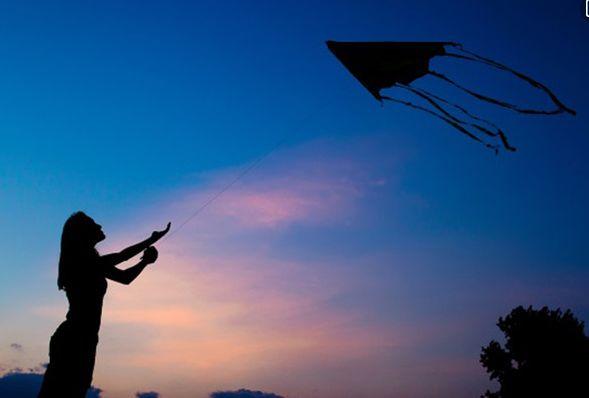 风筝的作用，风筝的作文怎么写（放风筝能治颈椎病）