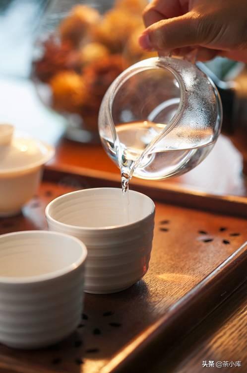 纯净水与蒸馏水,矿泉水,山泉水与井水,地下水和地表水……那么,在泡茶