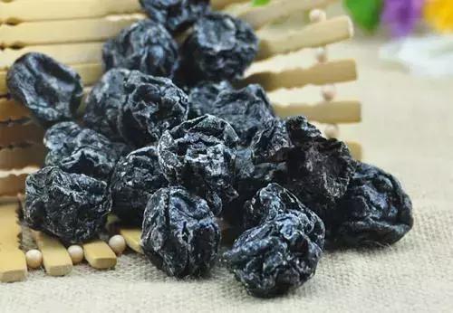 乌梅要放冰箱吗 新鲜乌梅如何保存，乌梅要放冰箱吗（乌梅：生津止渴的夏日好伴侣）