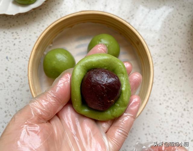 艾草青团怎么做会绿，艾青团子怎么做才绿（试试这样做个个碧绿不发黑）