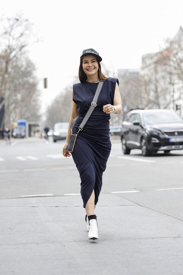 蕾丝开叉安全裤是什么，蕾丝花边安全裤（时髦女性快来选择开叉服饰吧）