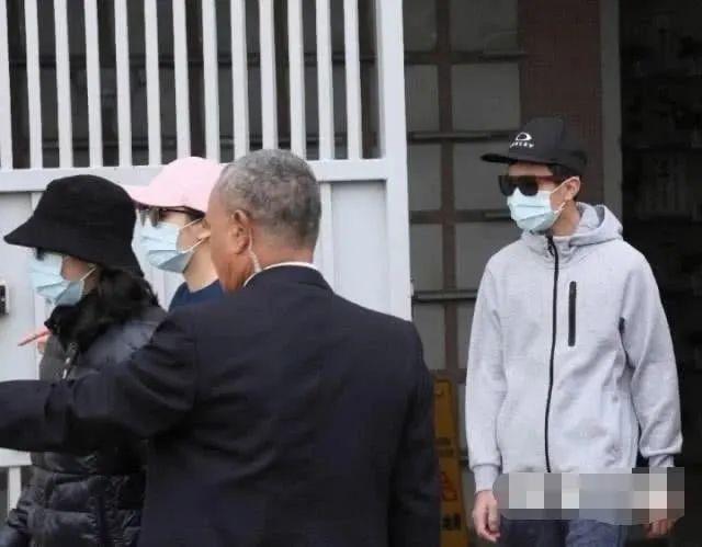 李嘉诚的儿子的老婆，李泽钜老婆（生4个子女稳做李家女主人）