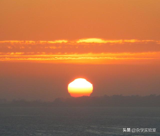 平流层高度多少米，民航飞机为什么不超过一万23米飞行不是在平流层会更好吗（平流层和对流层是什么）