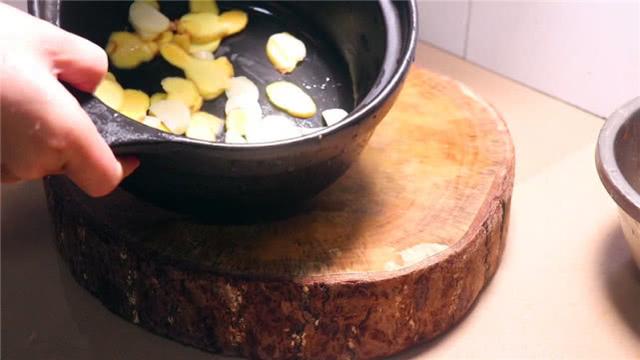 砂锅焗鱼头怎么弄，焗鱼头的制作方法（独家秘制“砂锅焗鱼头”不用加水）