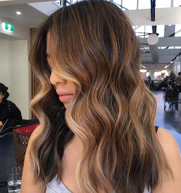 8.栗色和金发的波浪状发型