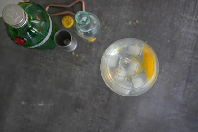 金汤力是什么，汤力水是什么（4种原料把鸡尾酒调成喝不起的样子）