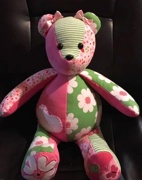 旧衣服怎样巧妙处理或利用，旧衣服怎么合理利用（妈妈把孩子的旧衣服变成了小熊玩偶）