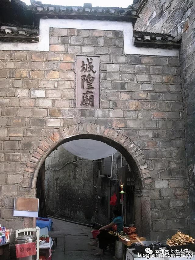 湖南凤凰古城在哪个市，凤凰古城在湖南哪里（沱江吊脚楼沈从文故居）