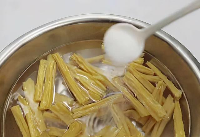 水质硬怎么软化，水质变软最简单办法（腐竹别直接用水泡）