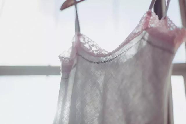 如何缝衣服看不出针脚，衣服怎么缝针看不出来（服装制作中小细节的制作工艺）