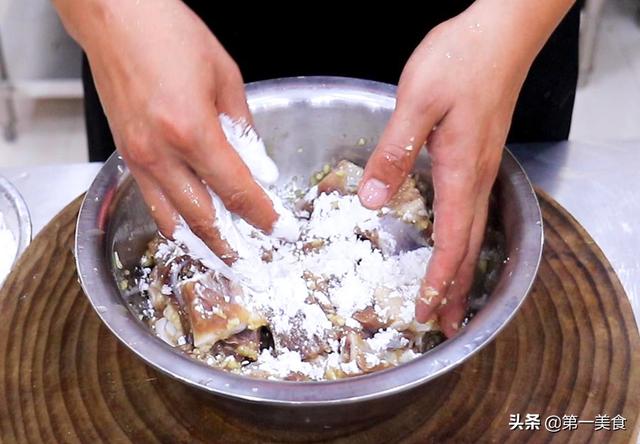 蒜香大排骨的做法家常，大厨教你做蒜香排骨（蒜香排骨经典的家常做法）