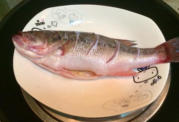 图片[3]-【清蒸鲈鱼】做法步骤图 千万别少了这步 否则腥味重 鱼肉散烂-起舞食谱网