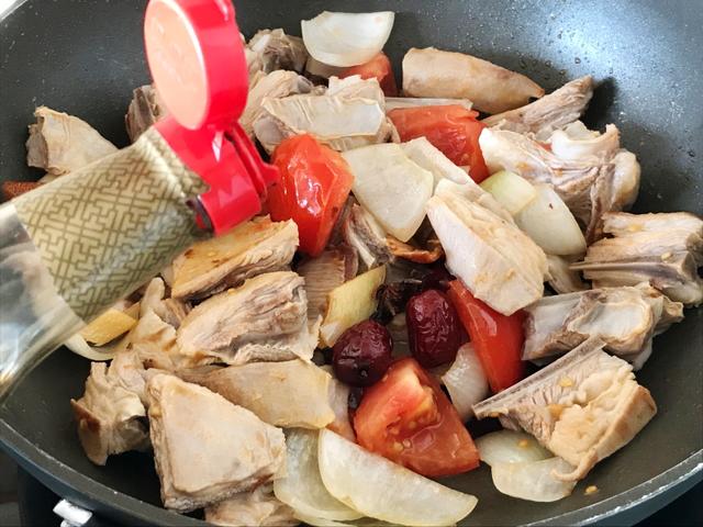 羊骨头炖多长时间，羊骨汤煮多长时间好（学会了年夜饭露一手）