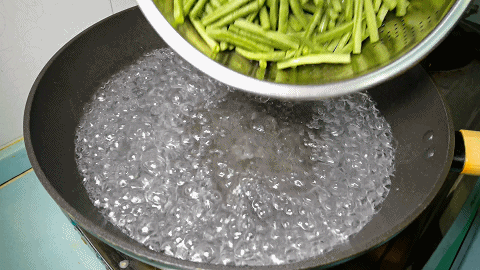 长豆角的功效与作用，怎么做爽脆入味还不变色（长豆角的吃法）