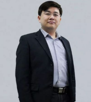 他是红孩儿的扮演者，成名后不再拍戏，获得博士学位，成大老板